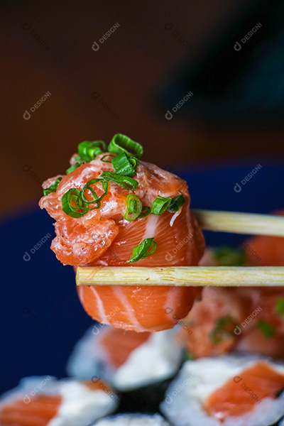Sushi com Cebolinha Sendo Sendo Pegado Por Um Rachi