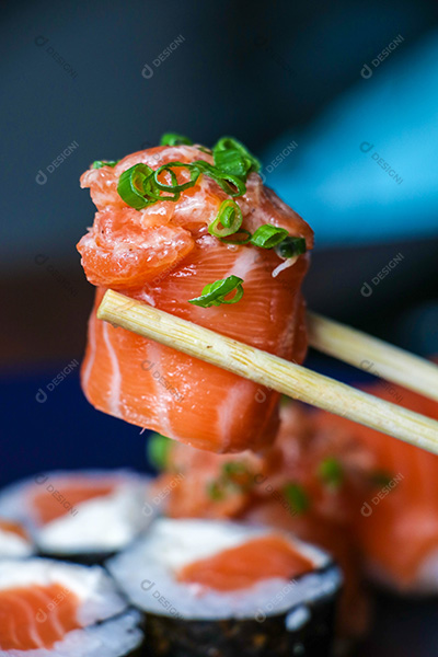 Sushi com Cebolinha Sendo Sendo Pegado Por Um Rachi