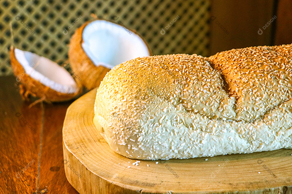 Pão com Gergelim Sobre Tábua de Madeira