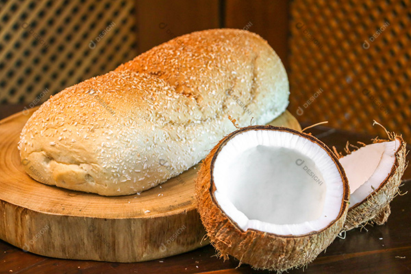 Pão com Gergelim Sobre Tábua de Madeira