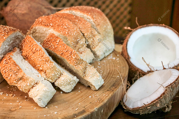 Pão com Gergelim Cortado Sobre Tábua de Madeira