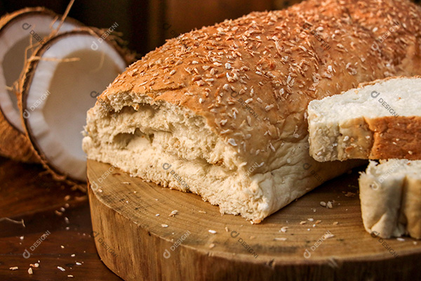 Pão com Gergelim e Fatias de Pão Sobre Tábua de Madeira