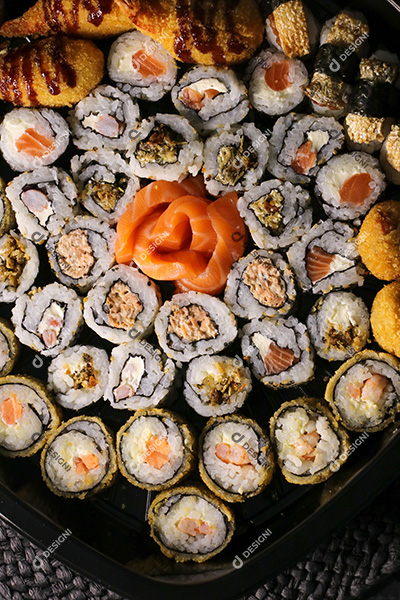 Peças de Sushi em Embalagem Preta Vistas de Cima Close