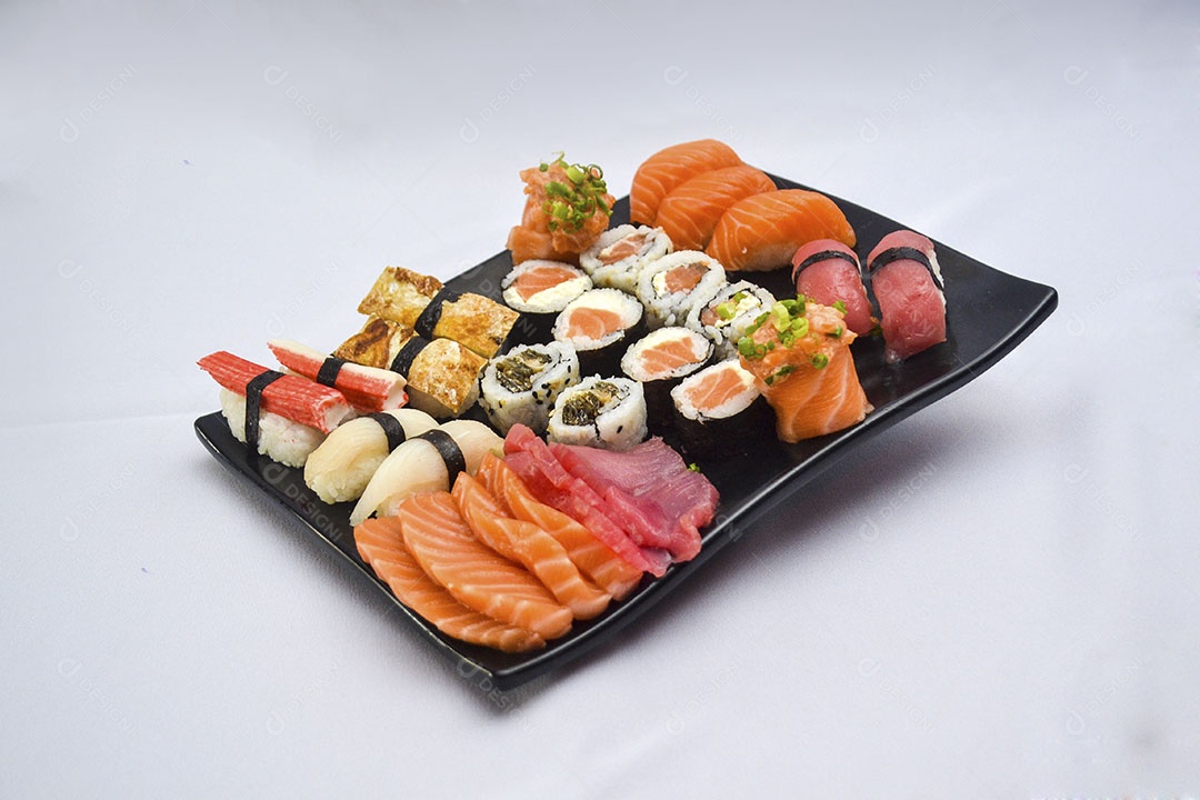 Prato Preto com Várias Peças de Sushi