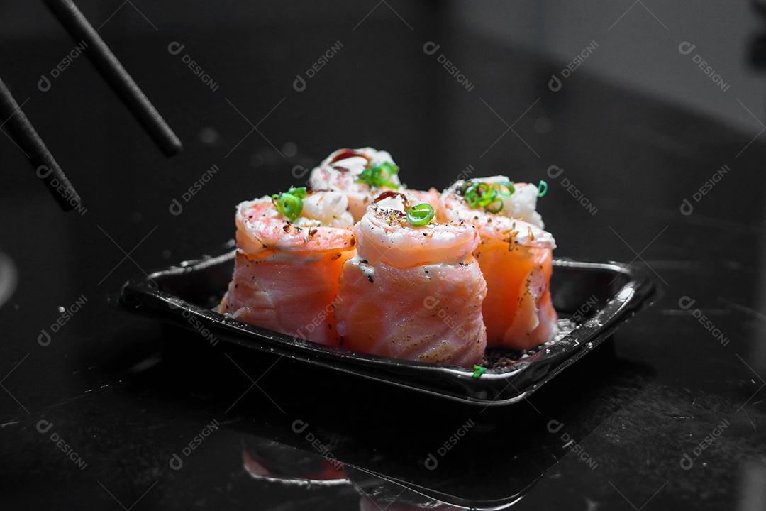 Sushis de Salmão Sendo Pegos Por Rachi