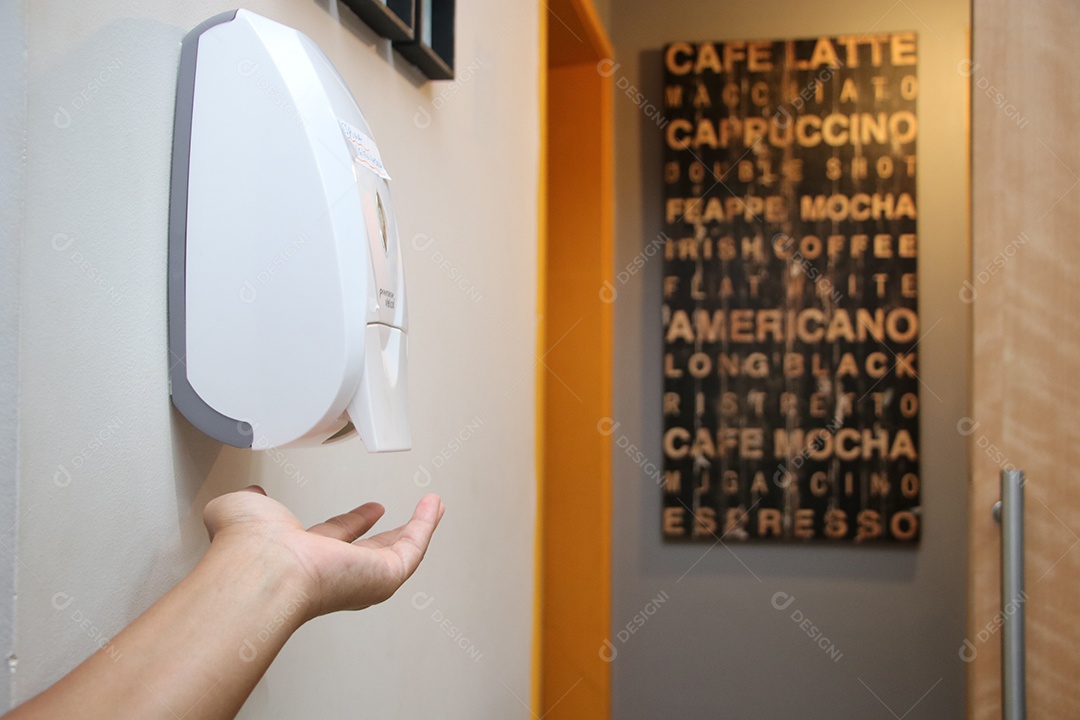 Mão Pegando Sabonete Liquido