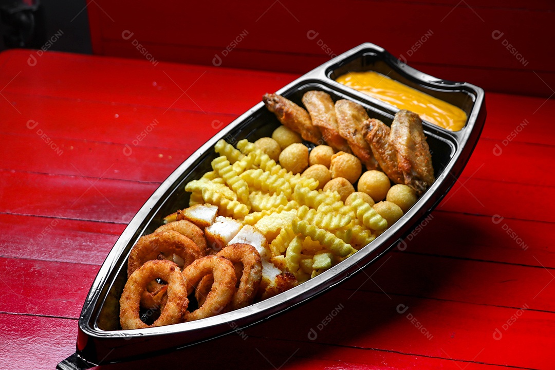 Barca de Fritura com Cebola, Batata, Asinha de Frango, Bolinha de Queijo e Molho