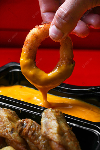 Cebola Frita Sendo Mergulhada no Cheddar