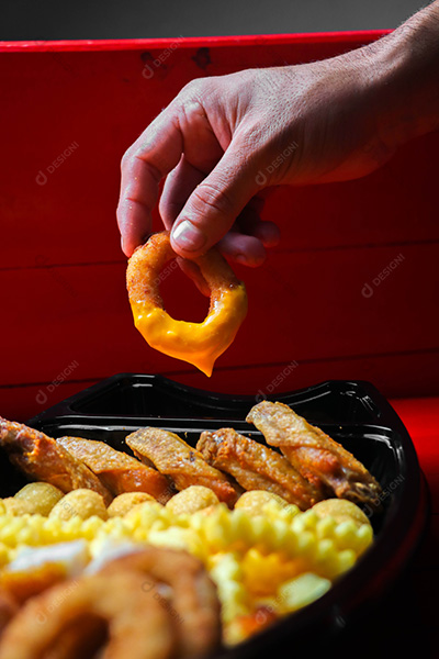 Cebola Frita Sendo Mergulhada no Cheddar
