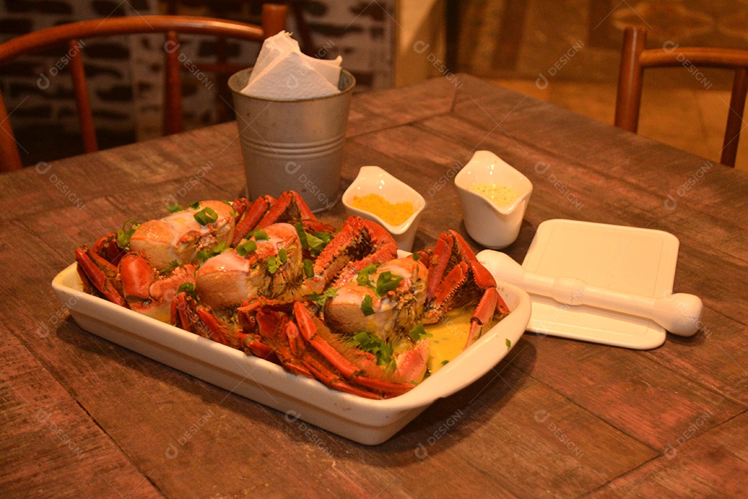 Caranguejos ao Molho Sobre Mesa