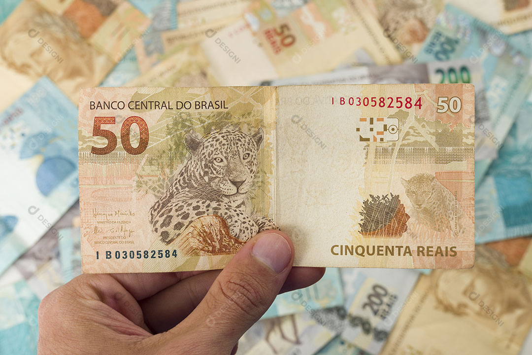 Mão Segurando Dinheiro Nota 50