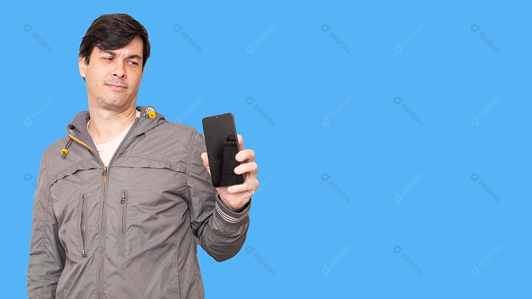 Homem de Jaqueta Olhando Para o Celular Imagem JPG