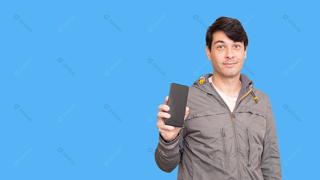 Homem Mostrando a Tela do Celular Imagem JPG