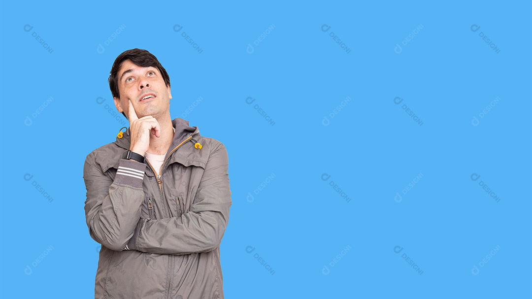 Homem olhando para cima e com o mão segurando o rosto Imagem JPG