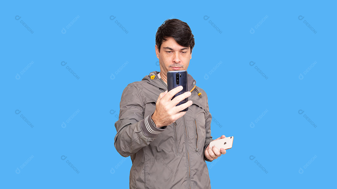 Homem Segurando Dois Celular na Mão Imagem JPG