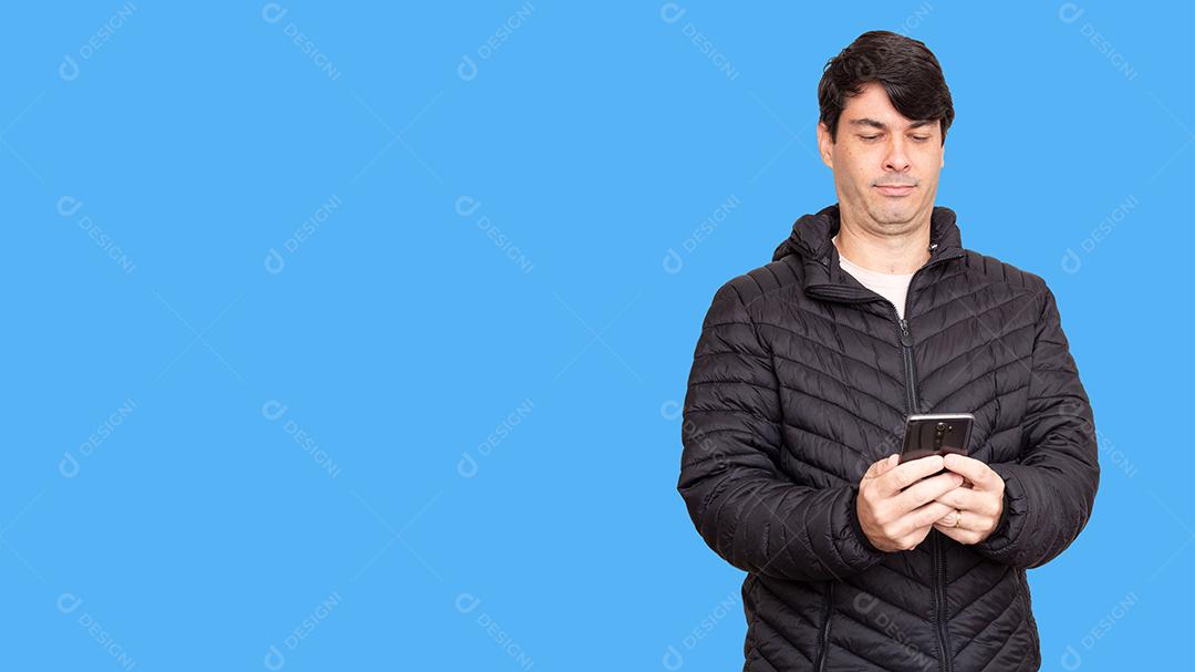 40 Anos em casa Com Uma Jaqueta Preta Escrevendo Smartphone.