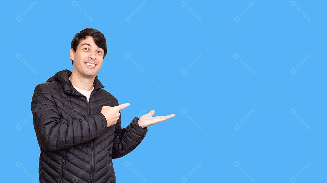 Homem Apontando Para o Lado Imagem JPG Fundo Azul