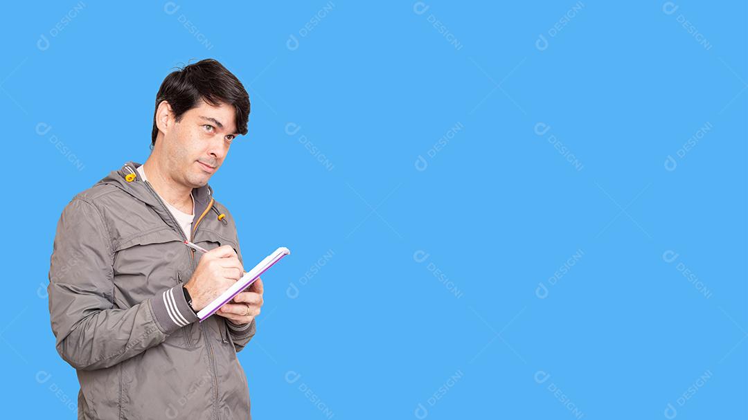 Homem de 40 Anos Segurando um Caderno Imagem JPG