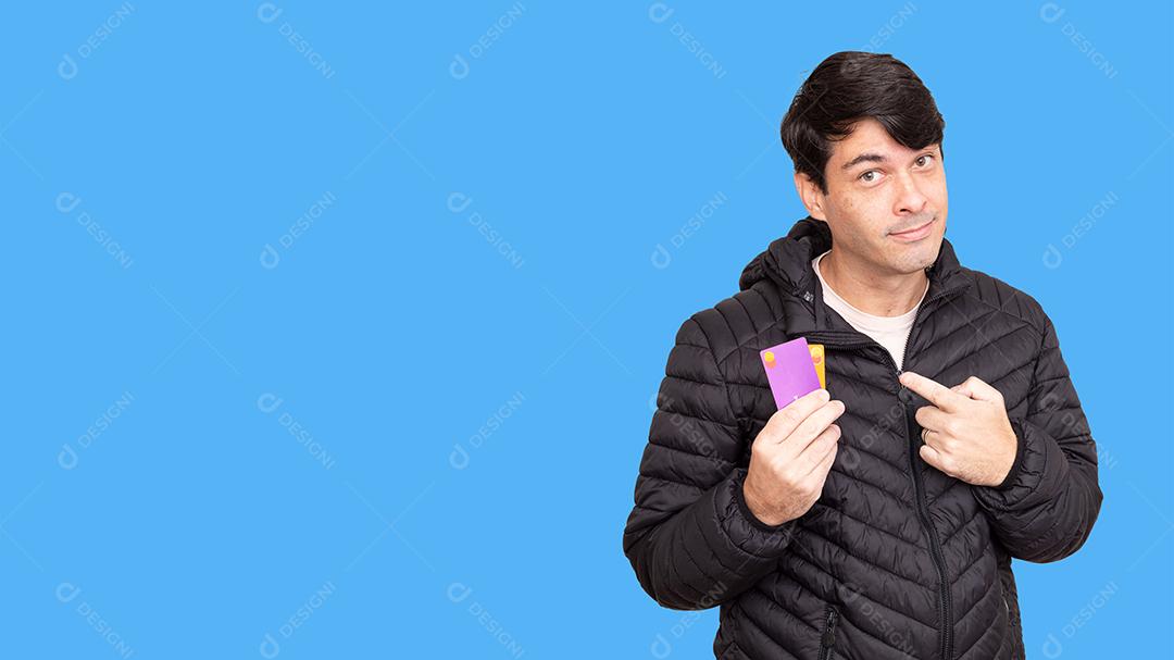 Homem de 40 Anos Segurando Cartão de Crédito Imagem JPG