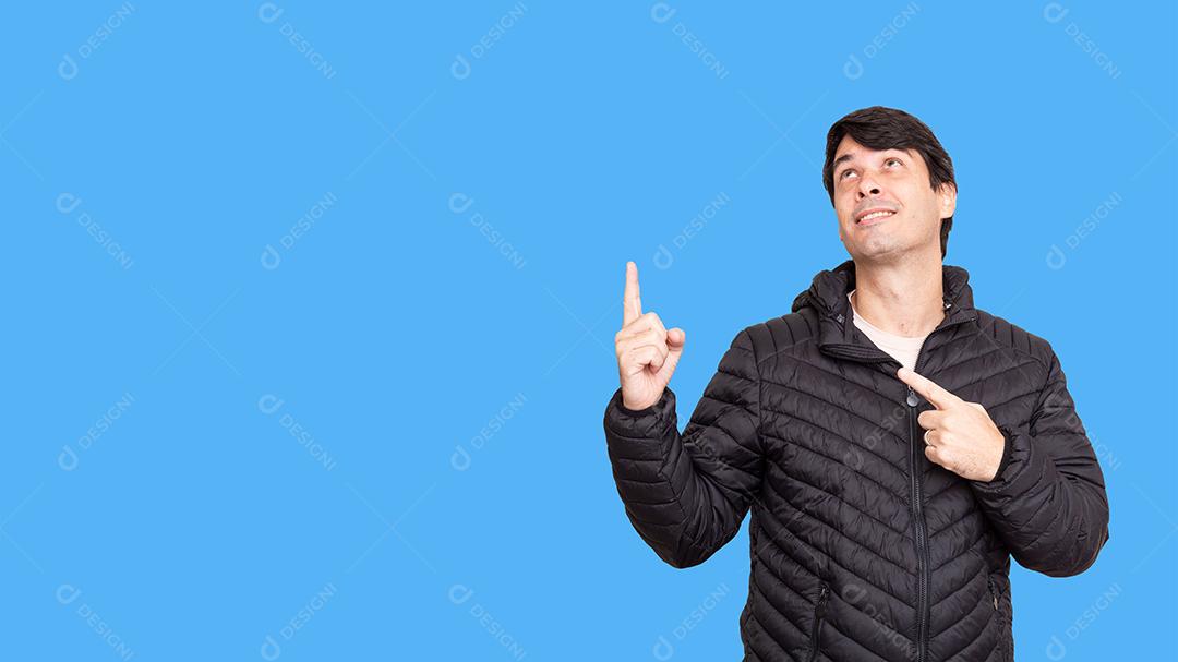 Homem de Jaqueta Preta Olhando e Apontando Imagem JPG