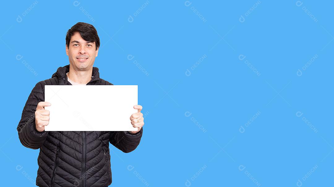 Homem de Jaqueta Preta Segurando Uma Placa Branca Imagem JPG