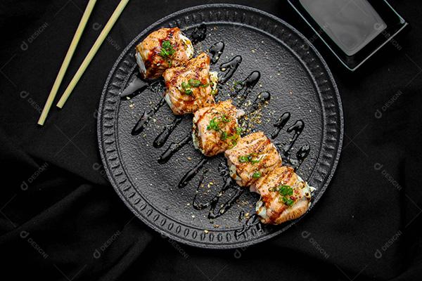 Peças de Sushi com Molho Shoyu em Um Prato Preto