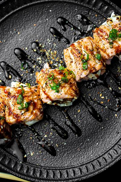 Peças de Sushi com Molho Shoyu em Um Prato Preto