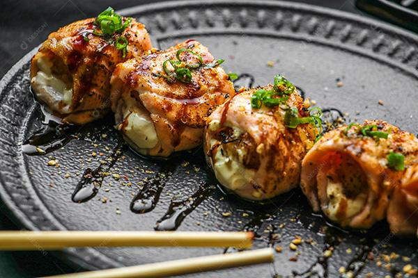 Peças de Sushi com Molho Shoyu em Um Prato Preto