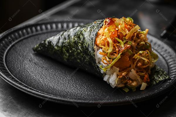 Temaki em Um Prato Preto