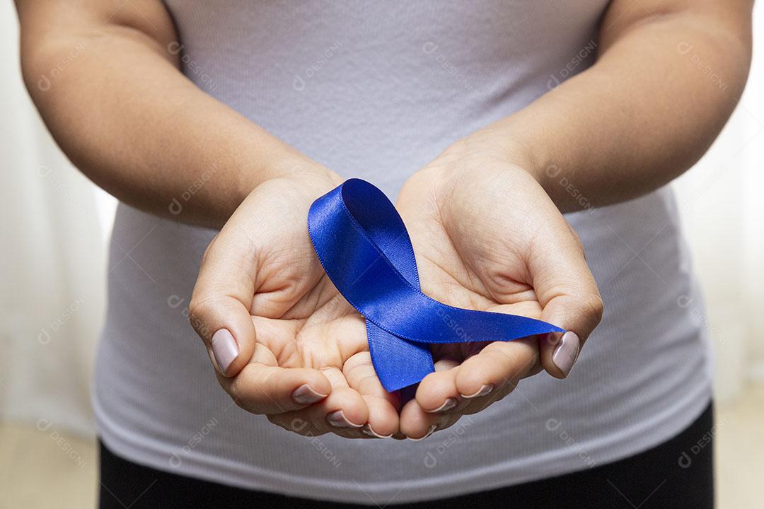 Mulher Com Fita Azul Na Mão Imagem JPG