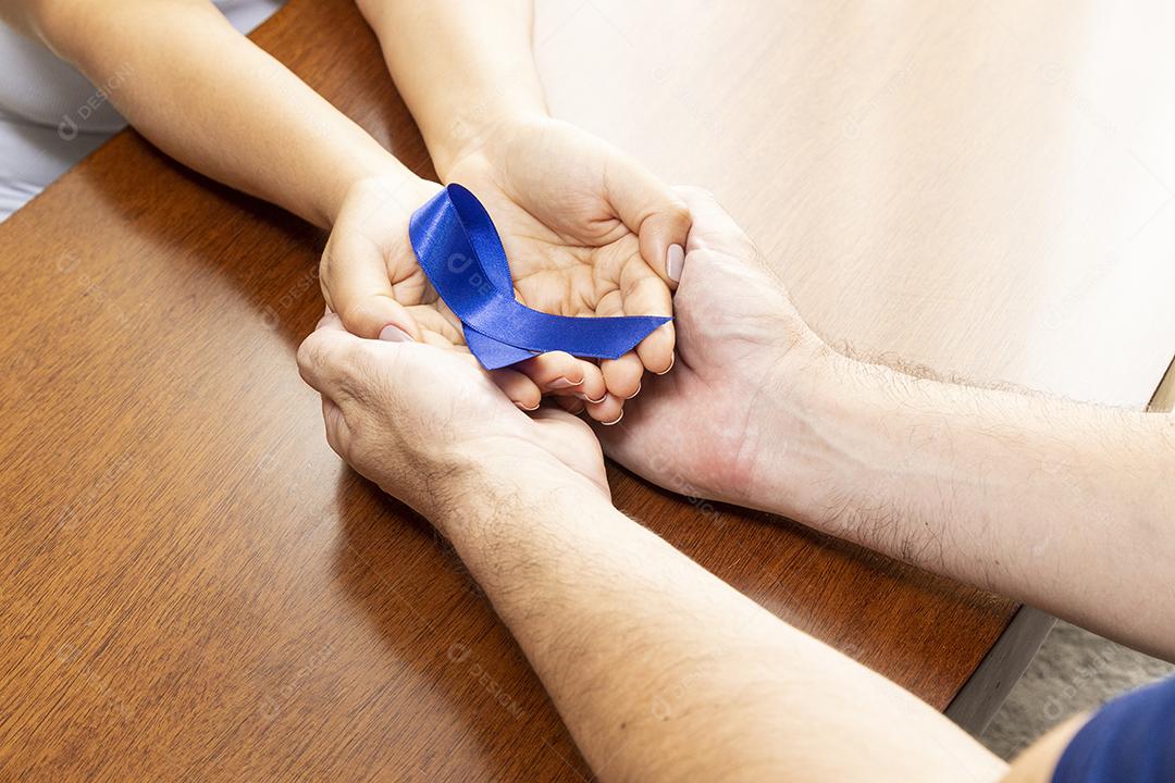 Casal Com Fita Azul na Mão Novembro Azul JPG