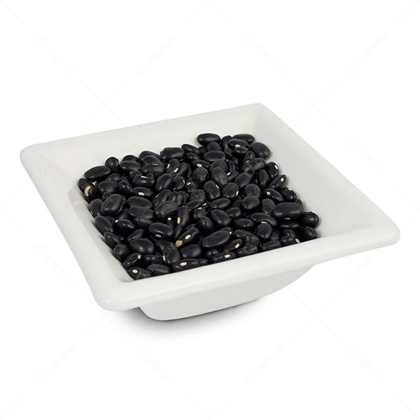 Feijão Preto em Uma Louça Quadrada Fundo Branco