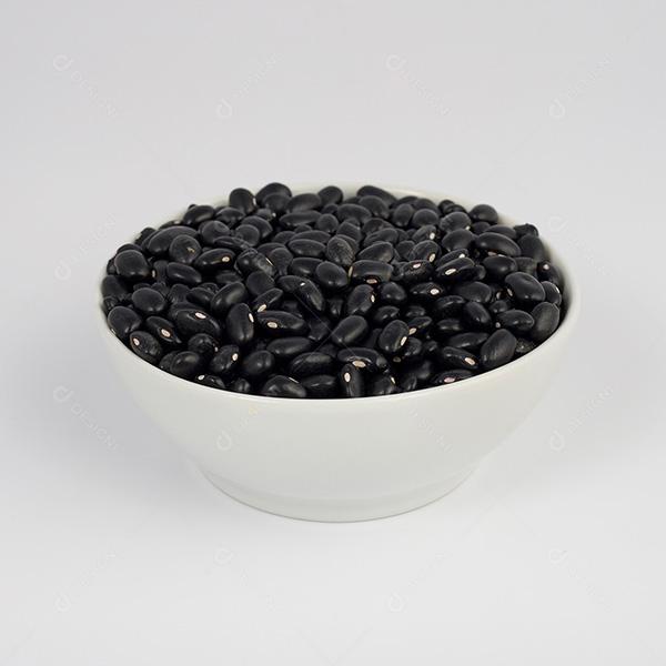 Feijão preto em Uma Louça Redonda Sobre Fundo Branco
