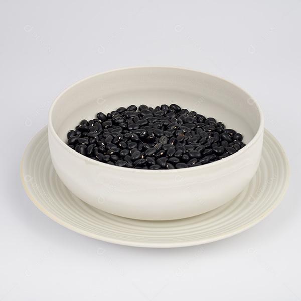 Feijão Preto em Uma Louça Fundo Branco