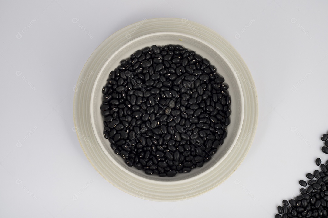 Feijão Preto em Uma Louça Visto de Cima Fundo Branco