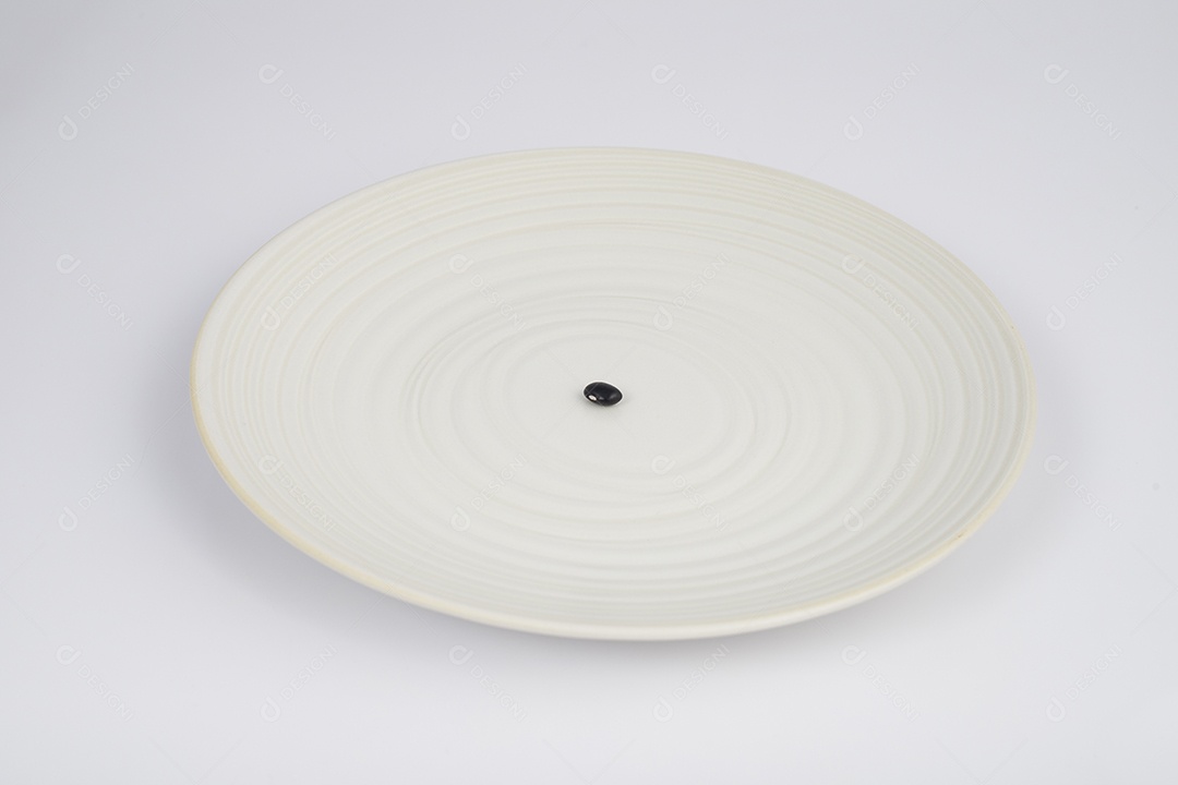 Grão de Feijão Preto em Uma Louça Sobre Fundo Branco