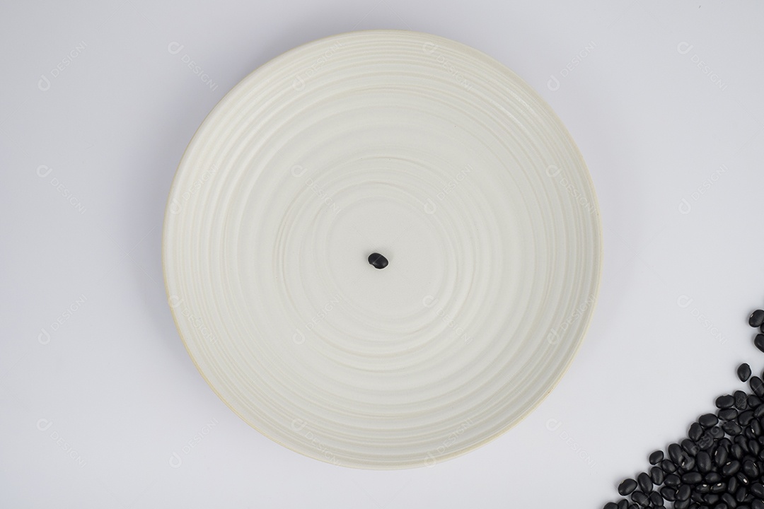 Grão de Feijão Preto em Uma Louça Visto de Cima Sobre Fundo Branco