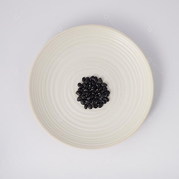 Feijão Preto em Uma Louça Visto de Cima Fundo Branco