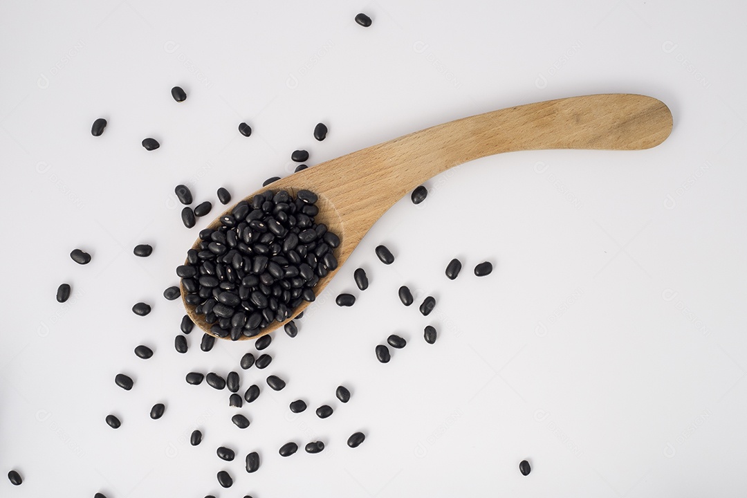 Feijão Preto em Uma Colher de Pau Sobre Fundo Branco