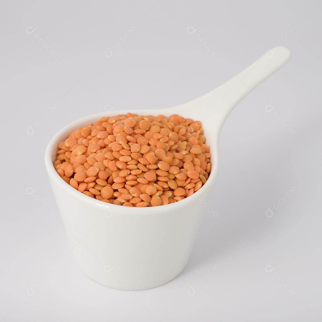 Copo Branco Cheio de Lentilhas Vermelhas Imagem JPG