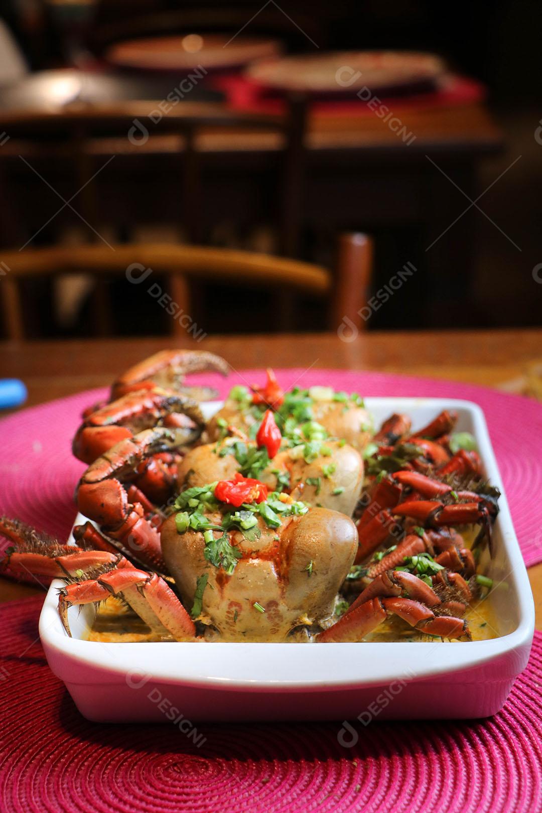 Caranguejos ao Molho em Cima da Mesa Imagem JPG