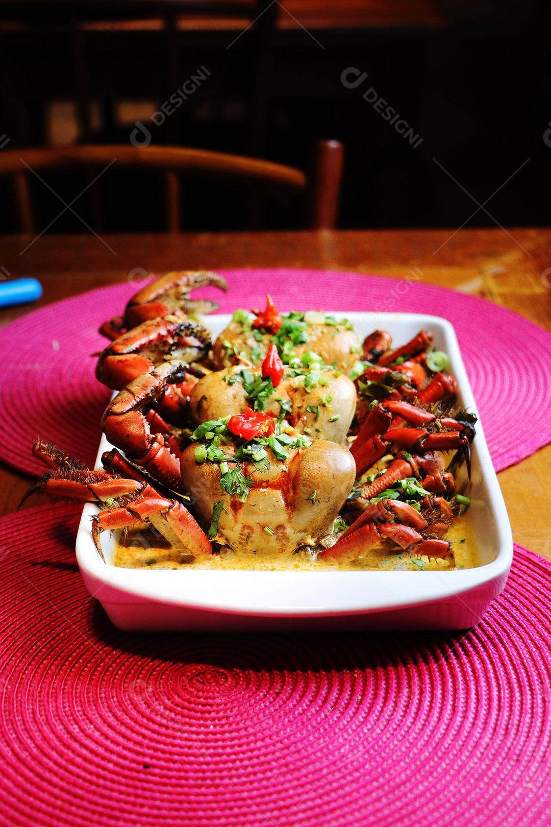 Caranguejos ao Molho em Cima da Mesa Imagem JPG