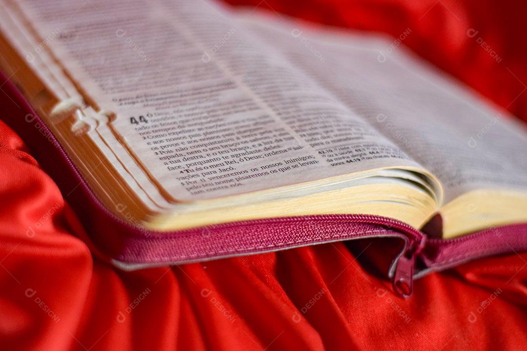 Bíblia Encima de Pano Vermelho Imagem JPG