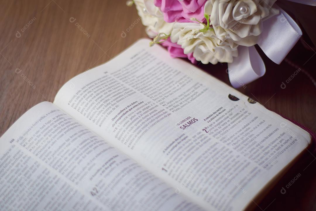 Bíblia Encima de Mesa Com Flores Imagem JPG
