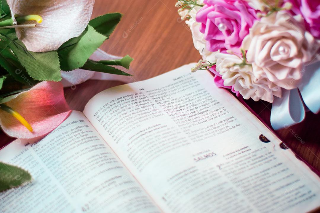 Bíblia Encima de Mesa Com Flores Imagem JPG