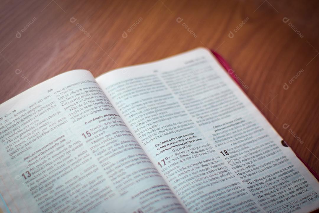 Bíblia Encima de Mesa Imagem JPG