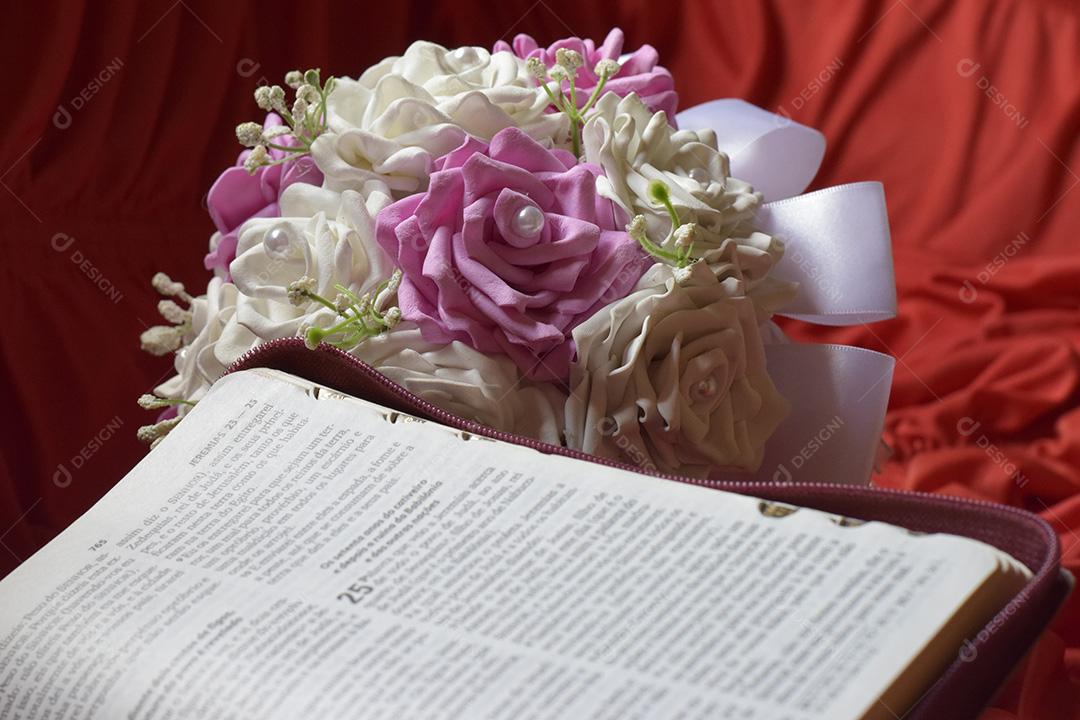 Bíblia Encima de Pano Vermelho Com Flores Imagem JPG
