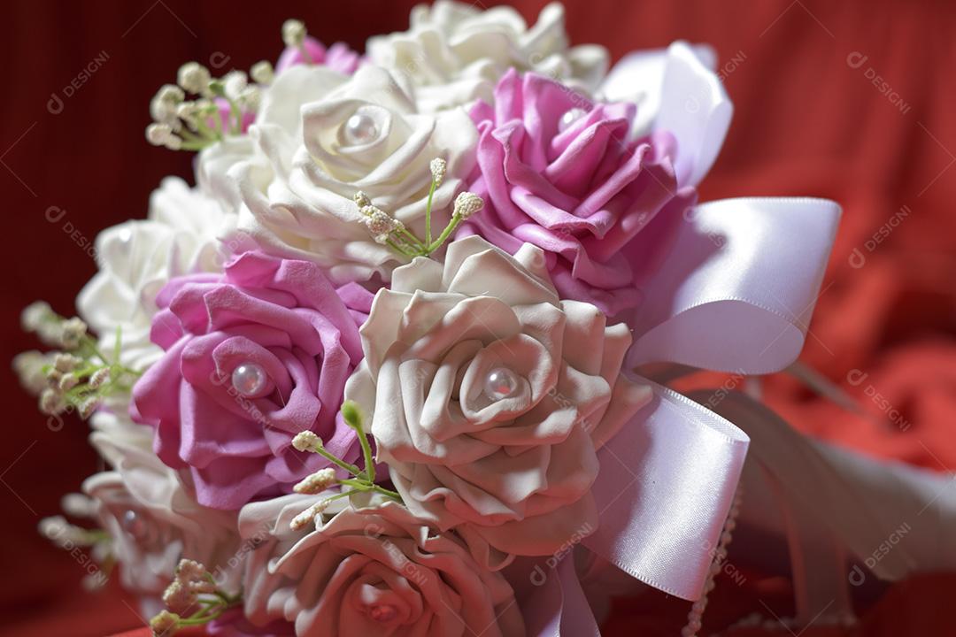 Flores Encima de Pano Vermelho Imagem JPG