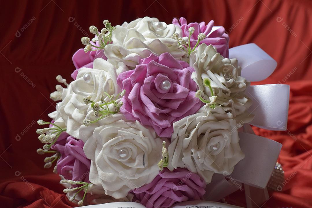 Flores Encima de Pano Vermelho Imagem JPG