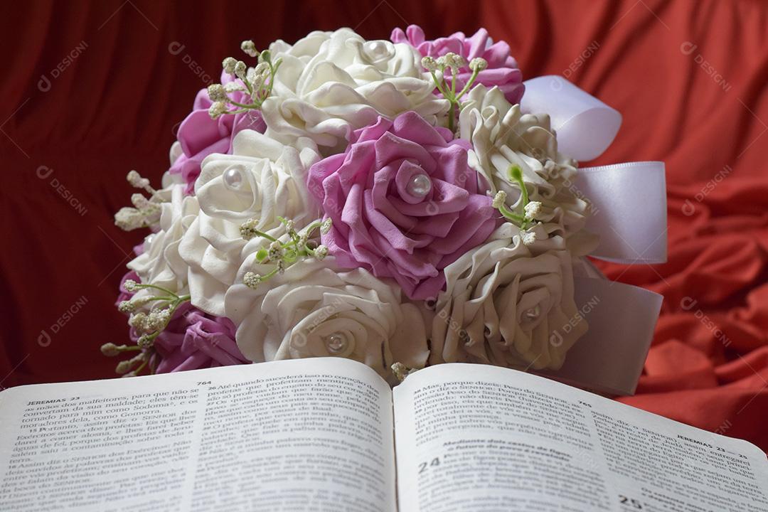 Flores Encima de Pano Vermelho Imagem JPG